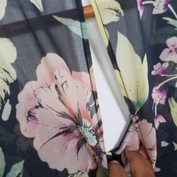 Cabi Floral Ruffle Tank XS - Picture 5 of 6